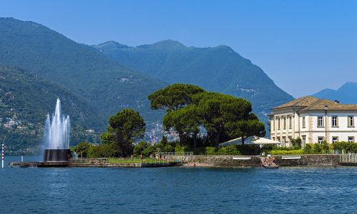 1920px-Villa_Geno_and_fountain_from_ferry_on_Lake_Como